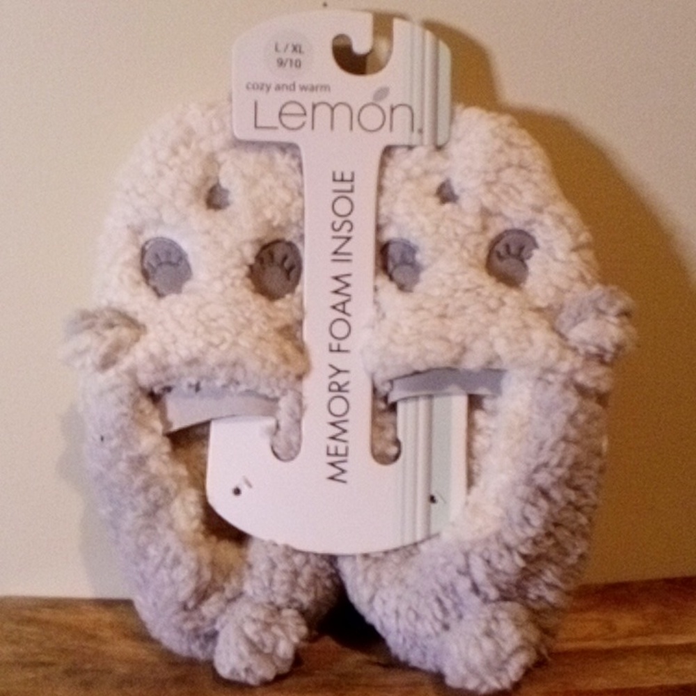 💙NWT 🍬 ultra plush memory foam slippers
